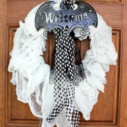 Spooky Halloween Mummy Wreath #spookyspaces