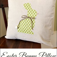 Easter Bunny Pillow. Learn how to applique this easy bunny in no time! www.uncommondesignsonline.com #Easter #Pillows