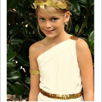 Make a Simple Greek Goddess Costume. This is such a beautiful handmade Halloween costume and can be made in no time! Uncommon Designs