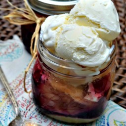 Make an apple blueberry layered pie in a jar! Doesn't everyone deserve their very own treat?! Uncommon Designs