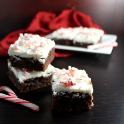 Need a simple, but delicious holiday treat idea? Try out these Peppermint Frosted Brownies.... they are amazing!! via Uncommon Designs