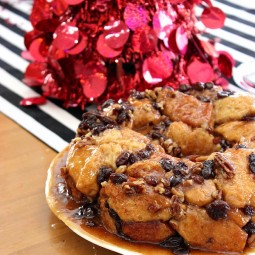 Make Ahead Monkey Bread Recipe with Pecans and Raisins. Prepare the night before and just cook it on Christmas morning! | Uncommon Designs