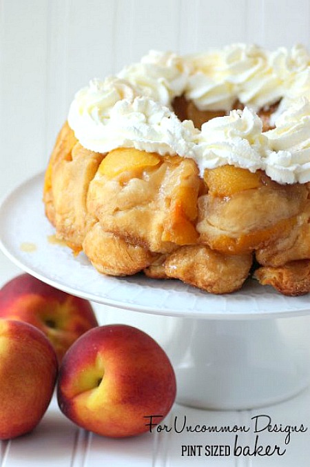 Serve up this amazing Peaches and Cream Monkey Bread for your next breakfast treat or even dessert. #peaches #recipe #monkeybread #breakfast