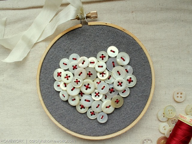 DIY vintage button heart embroidery hoop art. #valentinesday #enbroiuderyhoop #buttons DIY vintage button heart embroidery hoop art. #valentinesday #enbroiuderyhoop #buttons